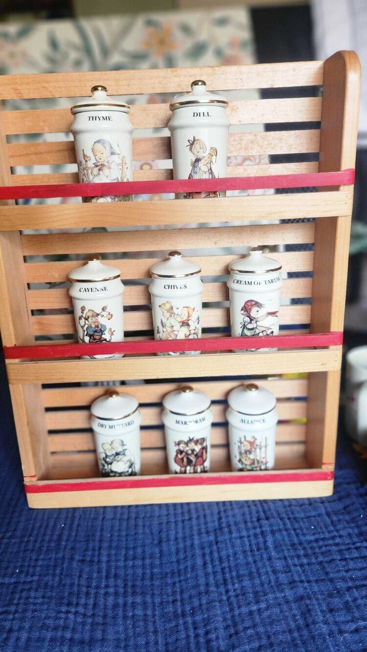 Vintage 8-Piece Ceramic Spice Jar Set w/ Lids – 1980s Kitchen Decor
